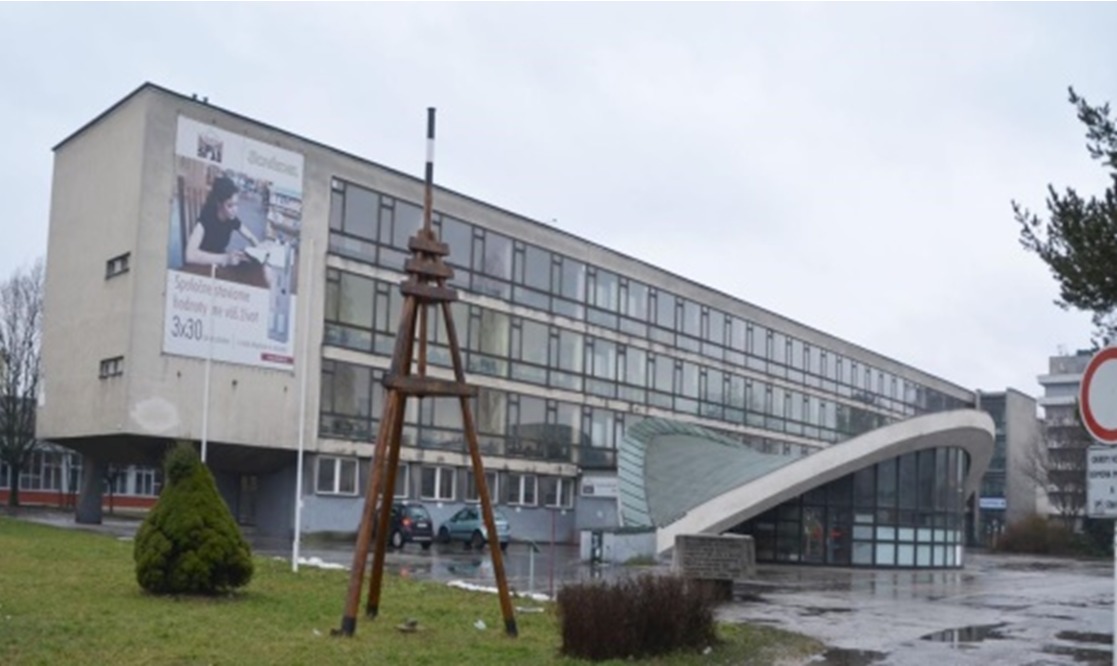 Obnova Strednej odbornej školy stavebnej Emila Belluša v Trenčíne  je príkladom prvej rekonštrukcie školskej budovy do energetickej triedy A0 na Slovensku.